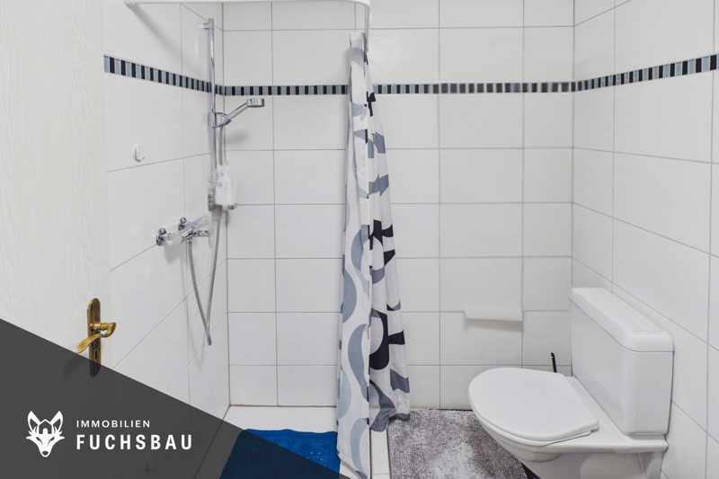 Zeitloses Bad mit Dusche und Badewanne