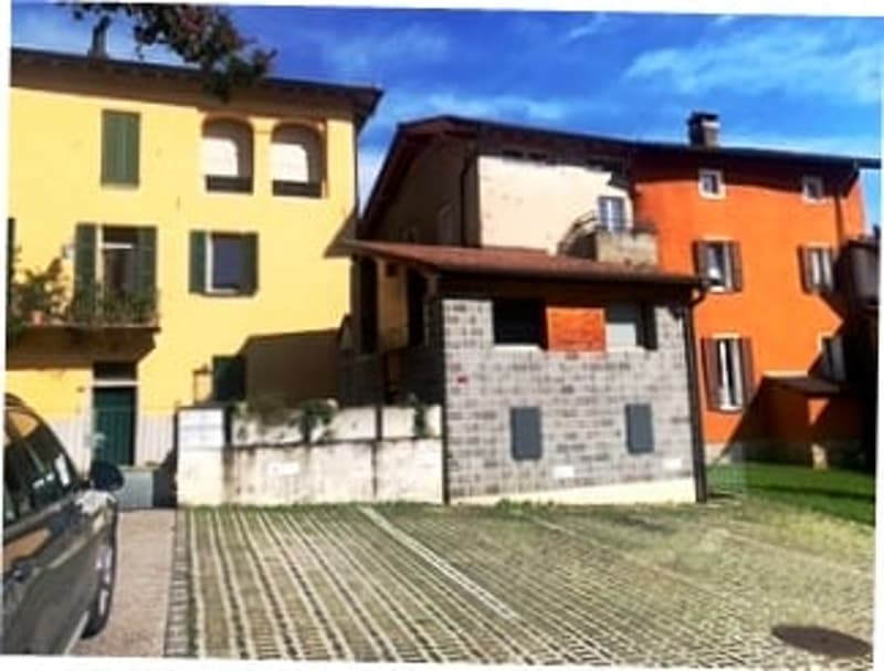 3-storey house, brick, yellow facade, brick garage, car parked