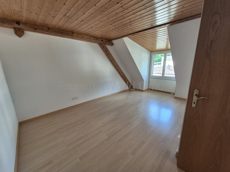 Wohnen unterm offenen Dachstuhl 4.5 Zimmer mit Holzbalken, Balkon u (9)