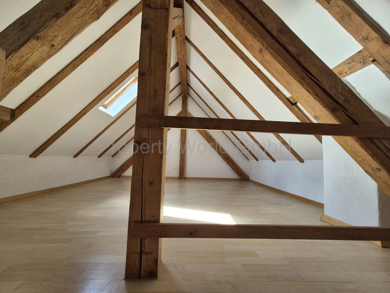 Wohnen unterm offenen Dachstuhl 4.5 Zimmer mit Holzbalken, Balkon u (5)