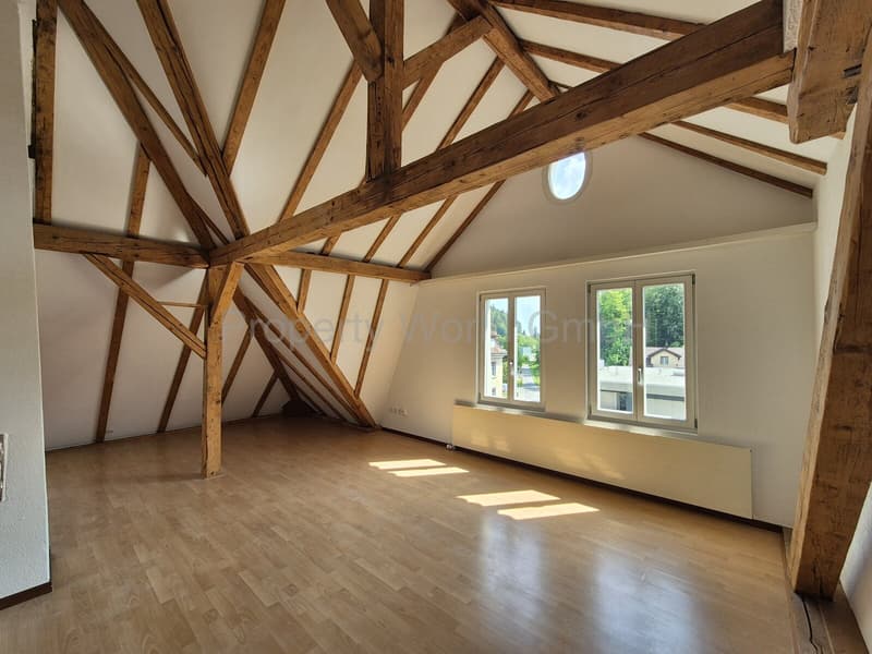 Wohnen unterm offenen Dachstuhl 4.5 Zimmer mit Holzbalken, Balkon u (4)