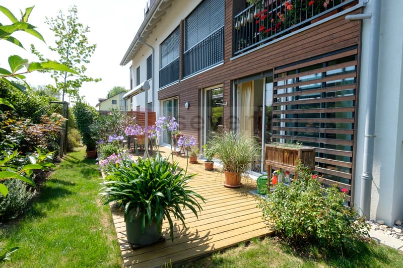 WUNDERVOLLE TERRASSE MIT VIEL GARTEN