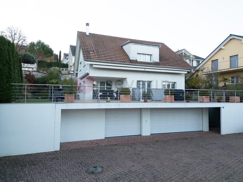 ANSICHT VON DER STRASSE