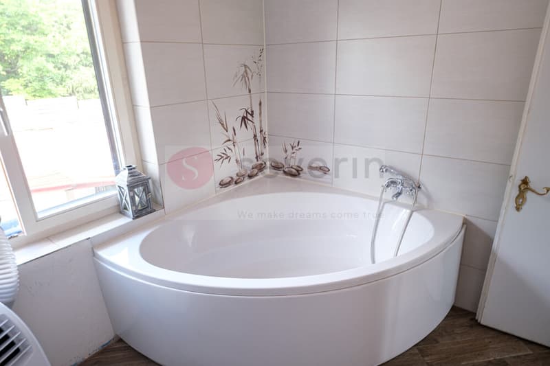 BAD MIT DUSCHE UND ECKWANNE