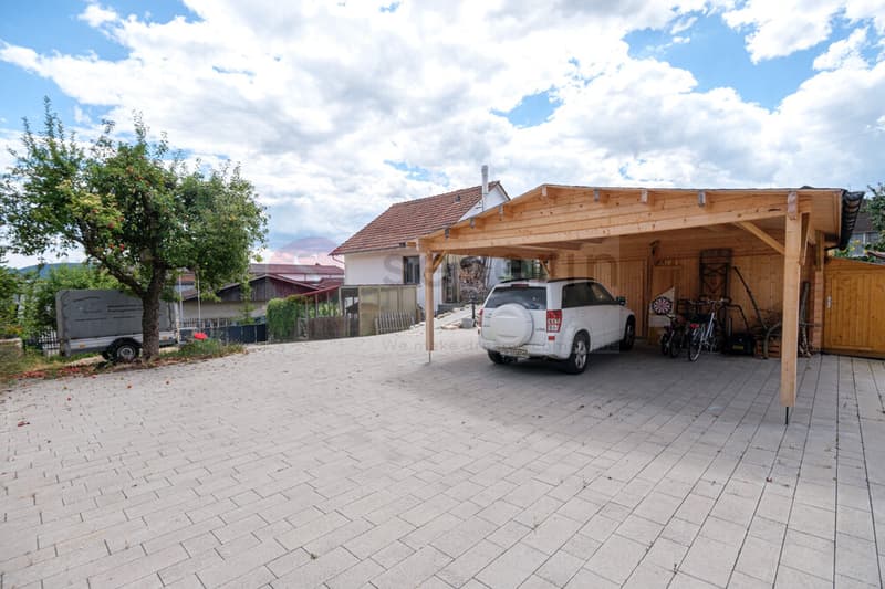 HAUS MIT GROSSER UMGEBUNG
