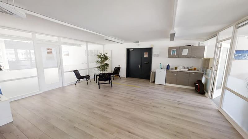 Spacieux bureaux de 12 pièces avec balcon et vue panoramique à Vevey avec 4 places de parking (4)