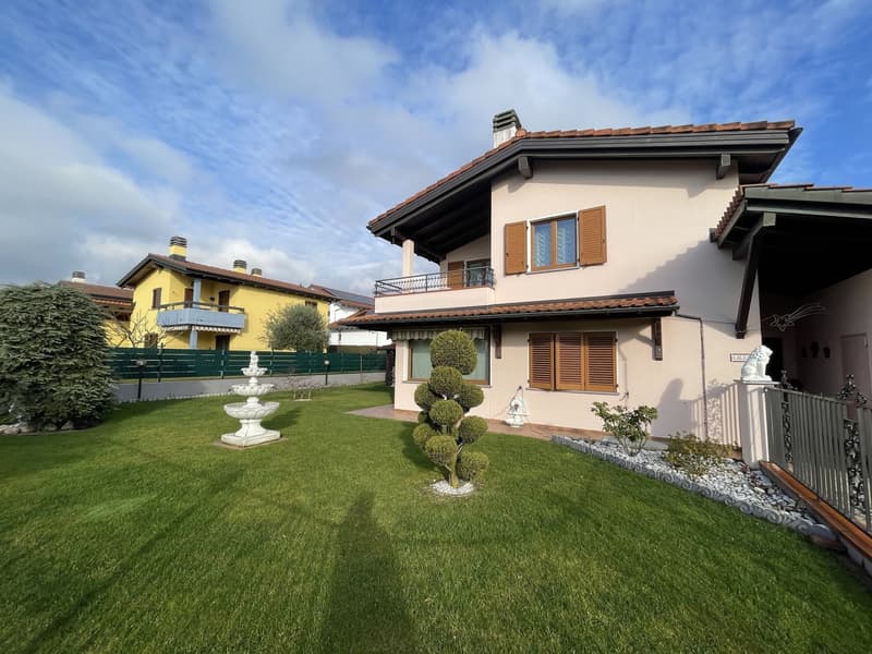 MERAVIGLIOSA CASA UNIFAMILIARE 4.5 CON GIARDINO CURATO (3)
