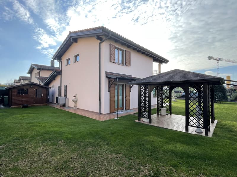 MERAVIGLIOSA CASA UNIFAMILIARE 4.5 CON GIARDINO CURATO (5)