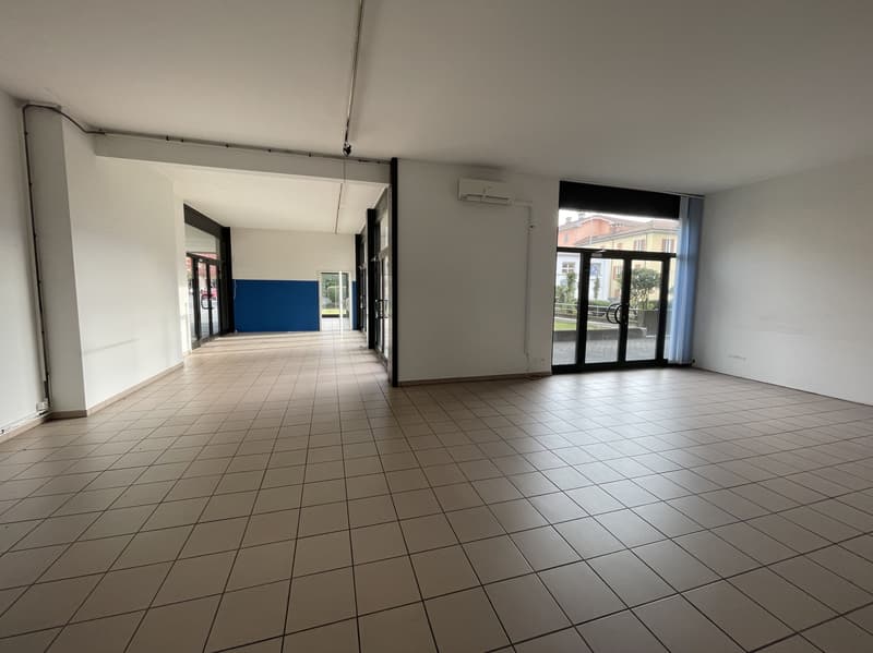 AMPIO COMMERCIALE CON VETRINE IN ZONA DI FORTE PASSAGGIO (7)