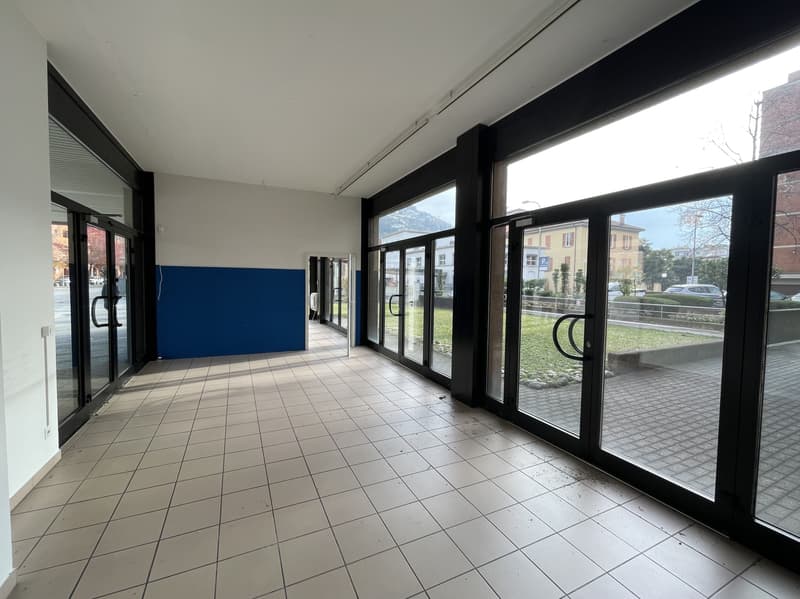 AMPIO COMMERCIALE CON VETRINE IN ZONA DI FORTE PASSAGGIO (3)