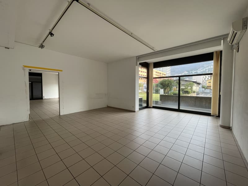 AMPIO COMMERCIALE CON VETRINE IN ZONA DI FORTE PASSAGGIO (5)