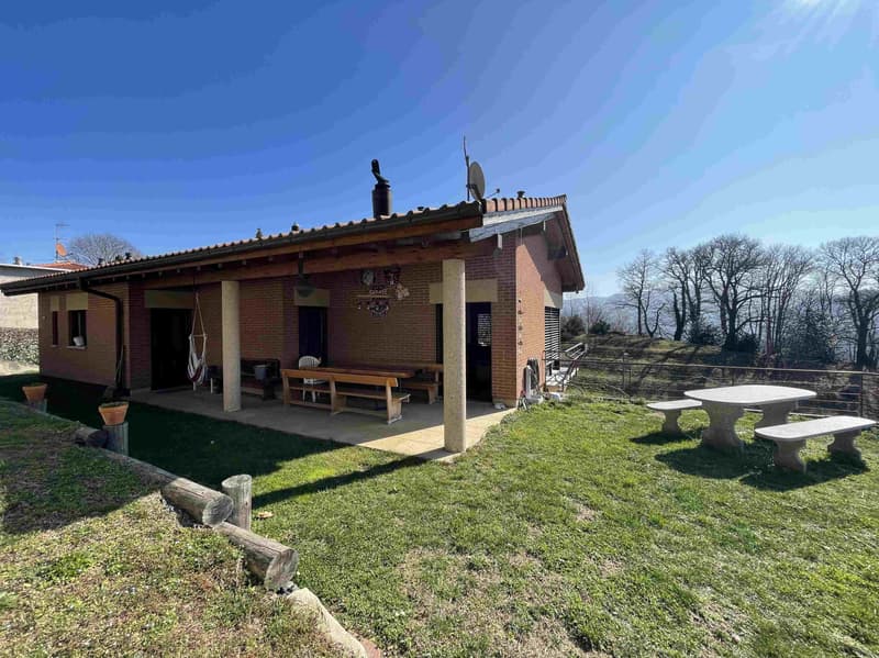 BELLA ED AMPIA CASA INDIPENDENTE 5.5 IMMERSA NEL VERDE (1)