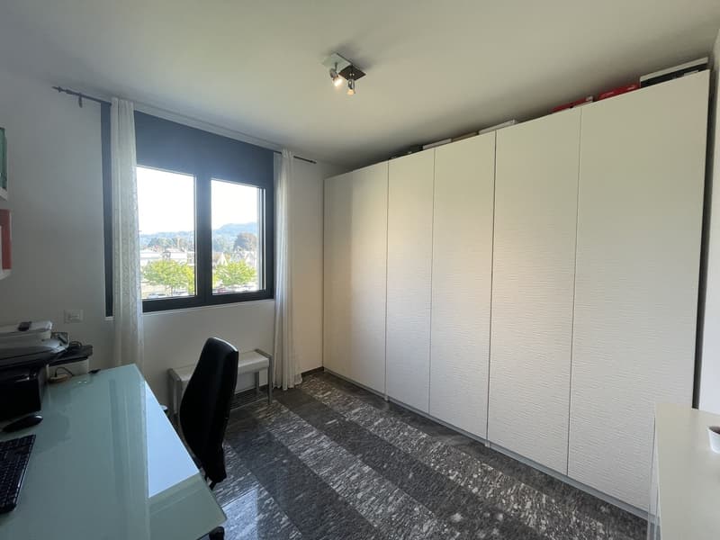 ELEGANTE APPARTAMENTO 4.5 ALL'ULTIMO PIANO CON DUE POSTEGGI (9)