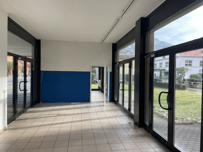 AMPIO COMMERCIALE CON VETRINE IN ZONA DI FORTE PASSAGGIO (2)