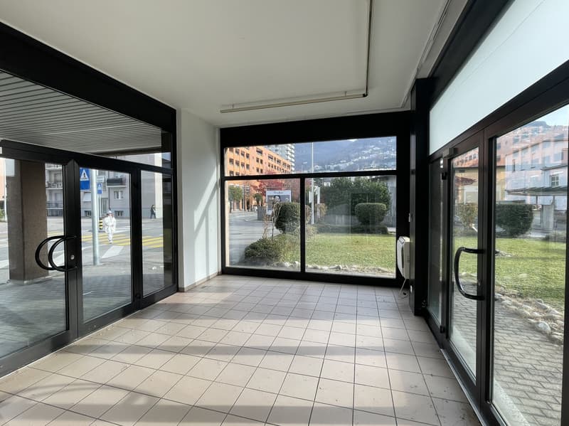 AMPIO COMMERCIALE CON VETRINE IN ZONA DI FORTE PASSAGGIO (1)