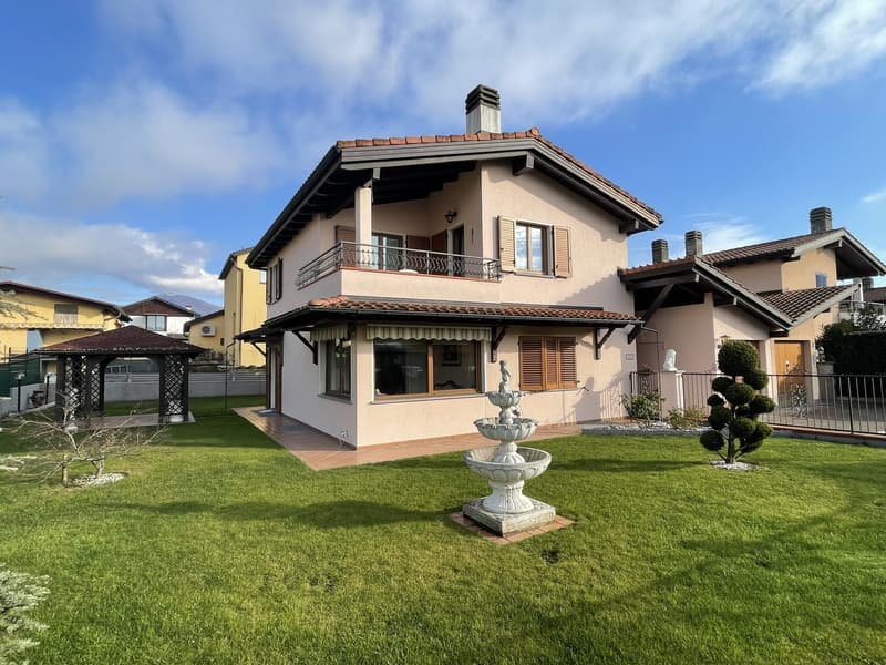 MERAVIGLIOSA CASA UNIFAMILIARE 4.5 CON GIARDINO CURATO (9)