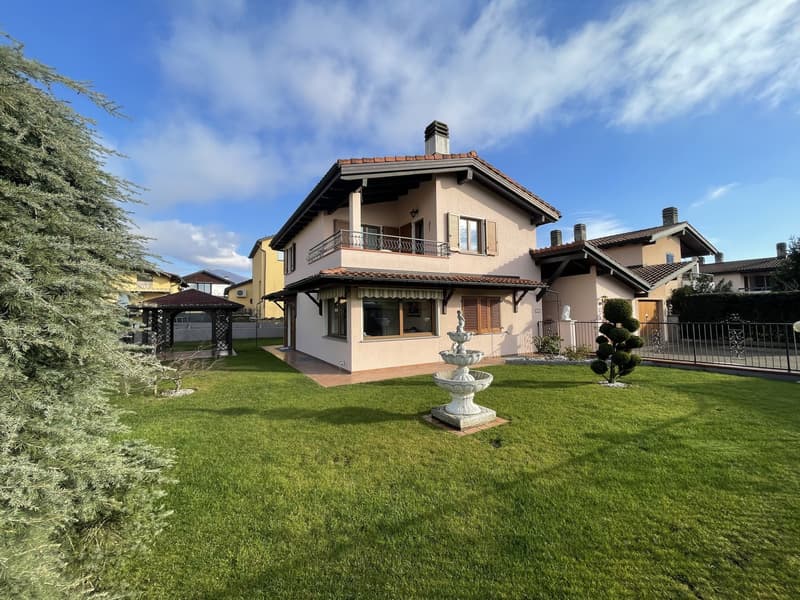 MERAVIGLIOSA CASA UNIFAMILIARE 4.5 CON GIARDINO CURATO (8)