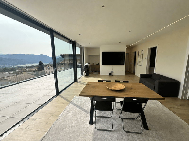 NUOVO ED AMPIO APPARTAMENTO CON LIFT PRIVATO E VISTA LAGO (4)