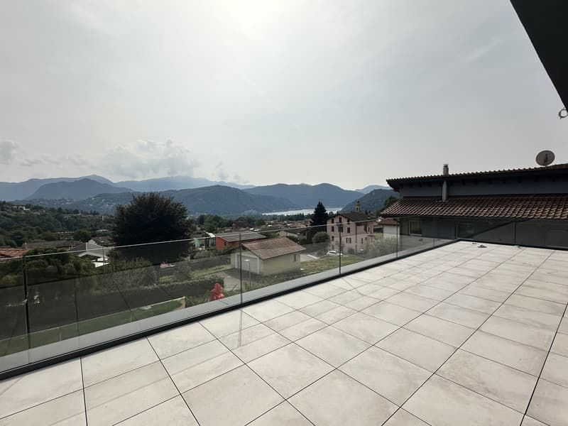 NUOVO ED AMPIO APPARTAMENTO CON LIFT PRIVATO E VISTA LAGO (12)