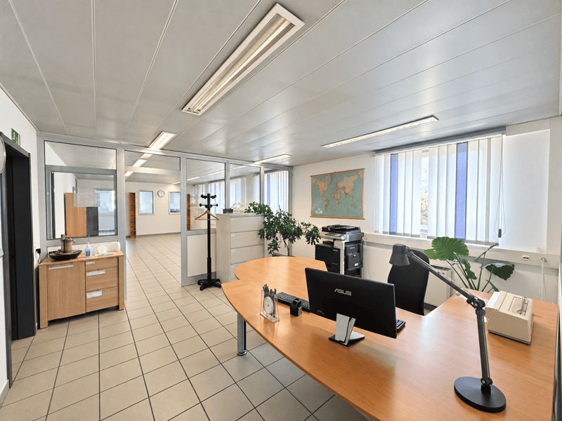 AMPIO UFFICIO A TAVERNE DI 175 MQ + VARI POSTEGGI (4)