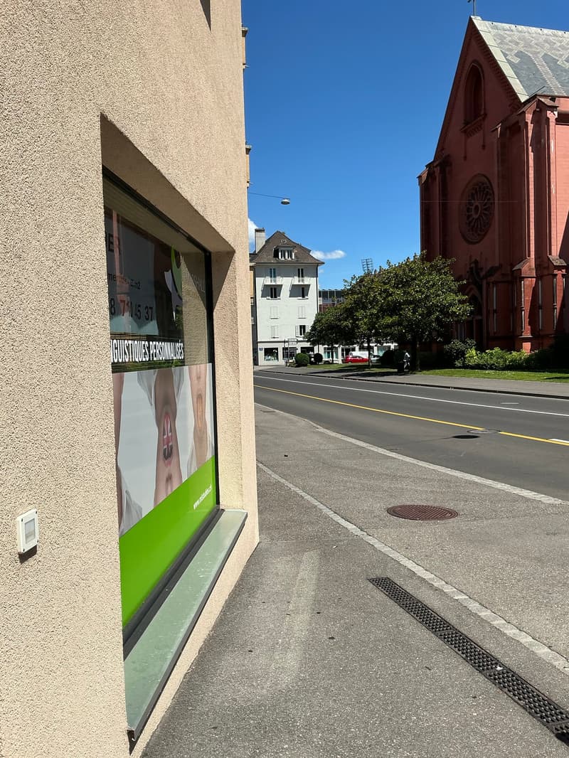 Bureau moderne avec vitrines à louer Quartier Eglise Rouge à Neuchâtel (11)