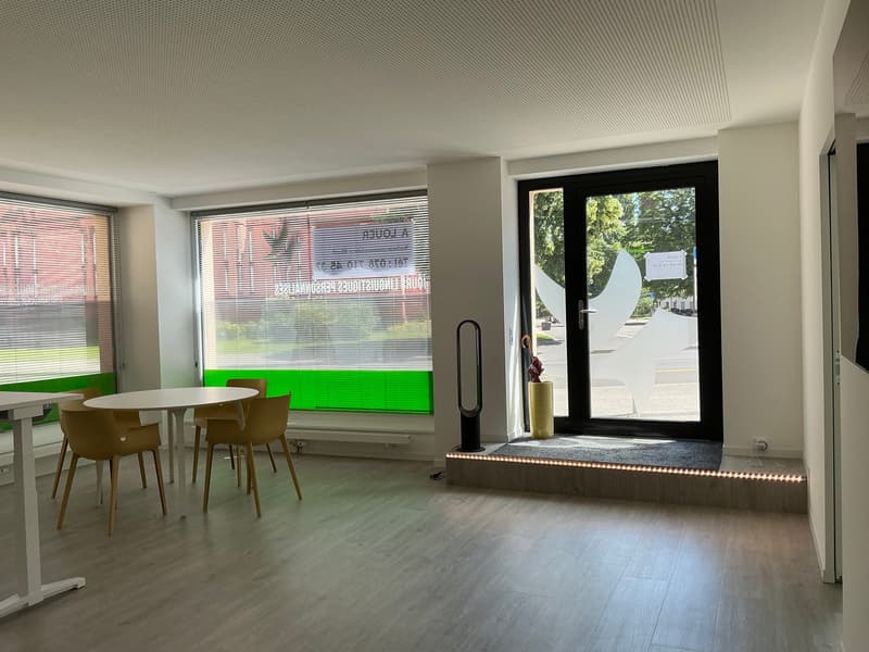 Bureau moderne avec vitrines à louer Quartier Eglise Rouge à Neuchâtel (2)