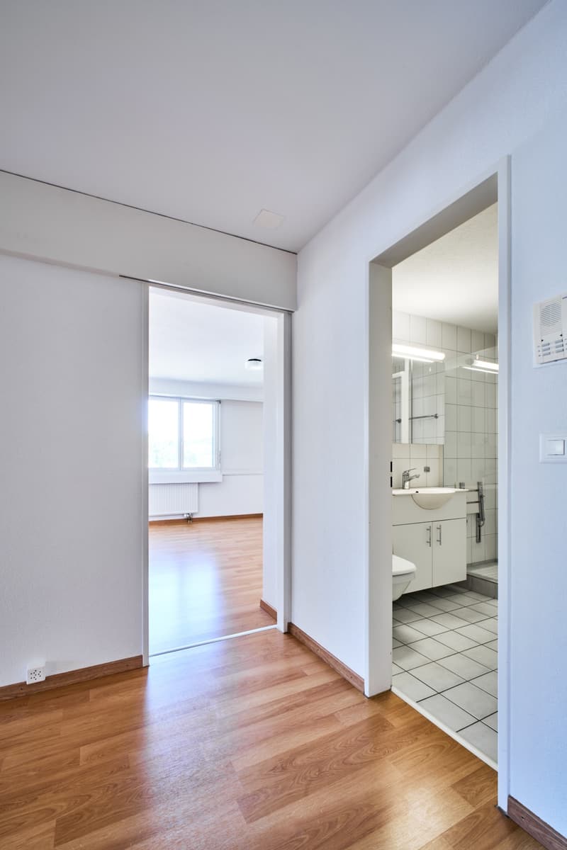 Blick ins Schlafzimmer und Dusche/WC