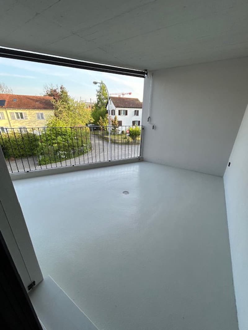 Moderne Wohnung mit zwei Badezimmern, Waschturm und Balkon (7)