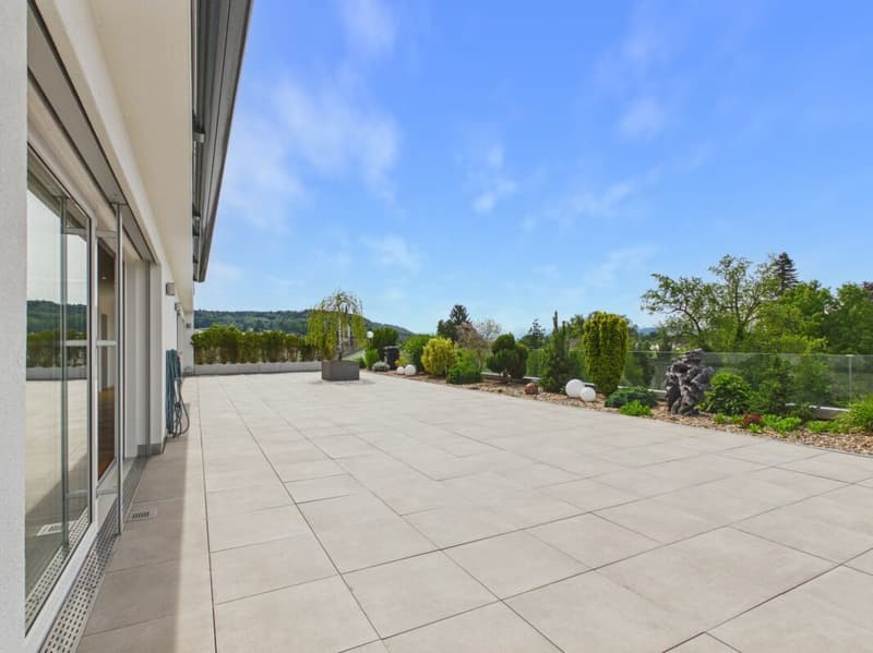 Sehr gepflegte, neuwertige Attika-Wohnung mit div. Extras wie Riesen-Terrasse, Lift mit direktem Zugang in die Wohnung, übergrossen Parkplätzen usw. (26)