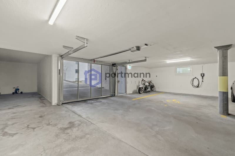 Sehr gepflegte, neuwertige Attika-Wohnung mit div. Extras wie Riesen-Terrasse, Lift mit direktem Zugang in die Wohnung, übergrossen Parkplätzen usw. (12)