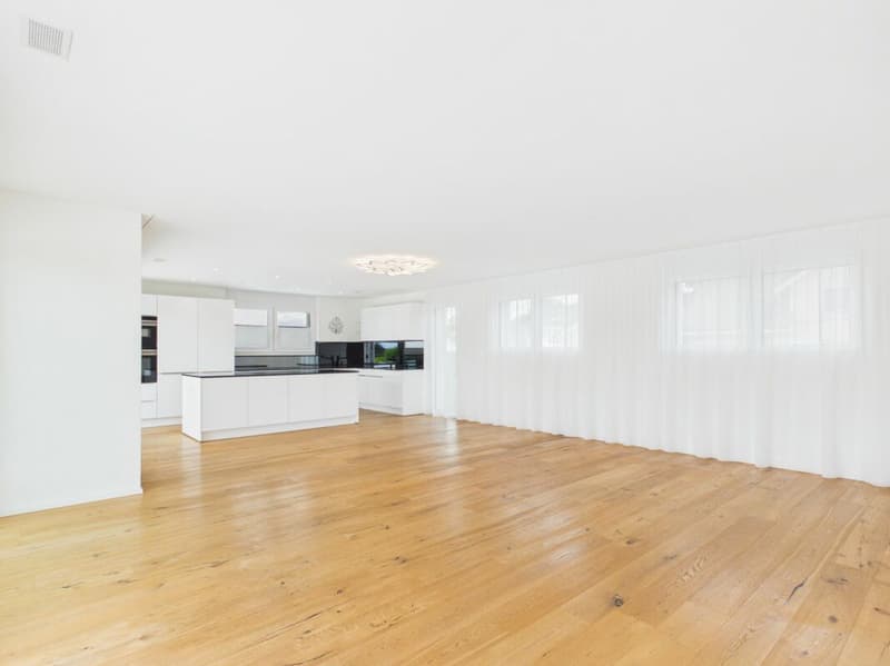 Sehr gepflegte, neuwertige Attika-Wohnung mit div. Extras wie Riesen-Terrasse, Lift mit direktem Zugang in die Wohnung, übergrossen Parkplätzen usw. (28)