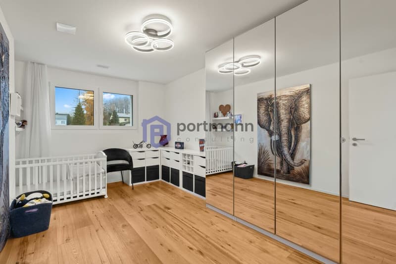 Sehr gepflegte, neuwertige Attika-Wohnung mit div. Extras wie Riesen-Terrasse, Lift mit direktem Zugang in die Wohnung, übergrossen Parkplätzen usw. (11)