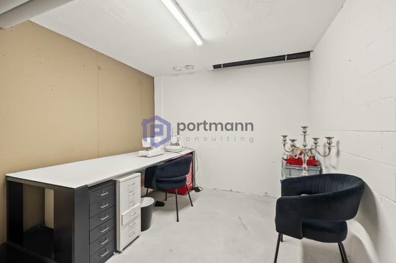 Sehr gepflegte, neuwertige Attika-Wohnung mit div. Extras wie Riesen-Terrasse, Lift mit direktem Zugang in die Wohnung, übergrossen Parkplätzen usw. (14)