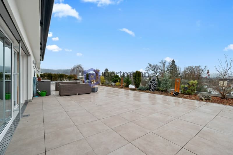Sehr gepflegte, neuwertige Attika-Wohnung mit div. Extras wie Riesen-Terrasse, Lift mit direktem Zugang in die Wohnung, übergrossen Parkplätzen usw. (15)