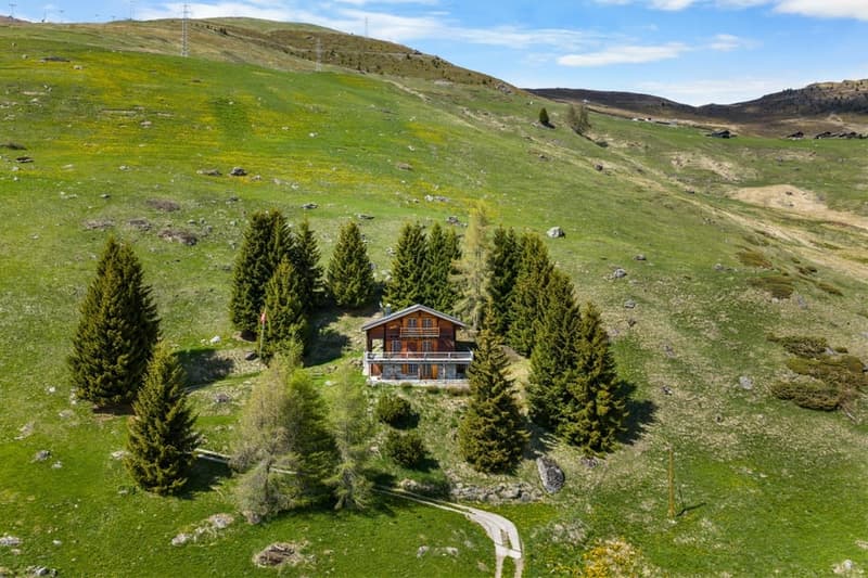 Charming 4-Room Chalet in the Heart of Verbier – Fully Renovated Alpine Retreat (1)