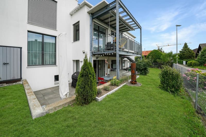 Neuwertige, moderne 2.5 Zimmer Eigentumswohnung mit Gartenanteil (1)