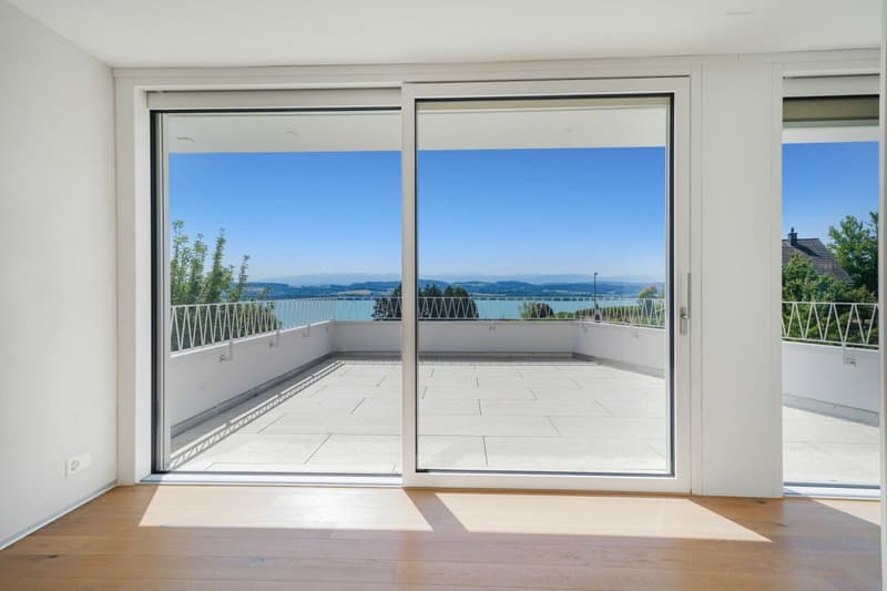 Exklusive 4.5 Zimmer Neubau Terrassenwohnung mit atemberaubender Weitsicht über den Murtensee (1)