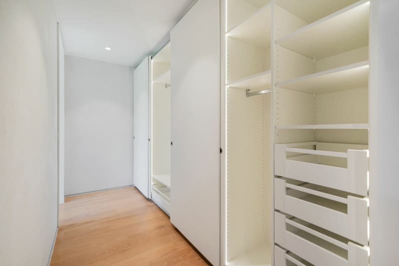 Exklusive 4.5 Zimmer Neubau Terrassenwohnung mit atemberaubender Weitsicht über den Murtensee (11)