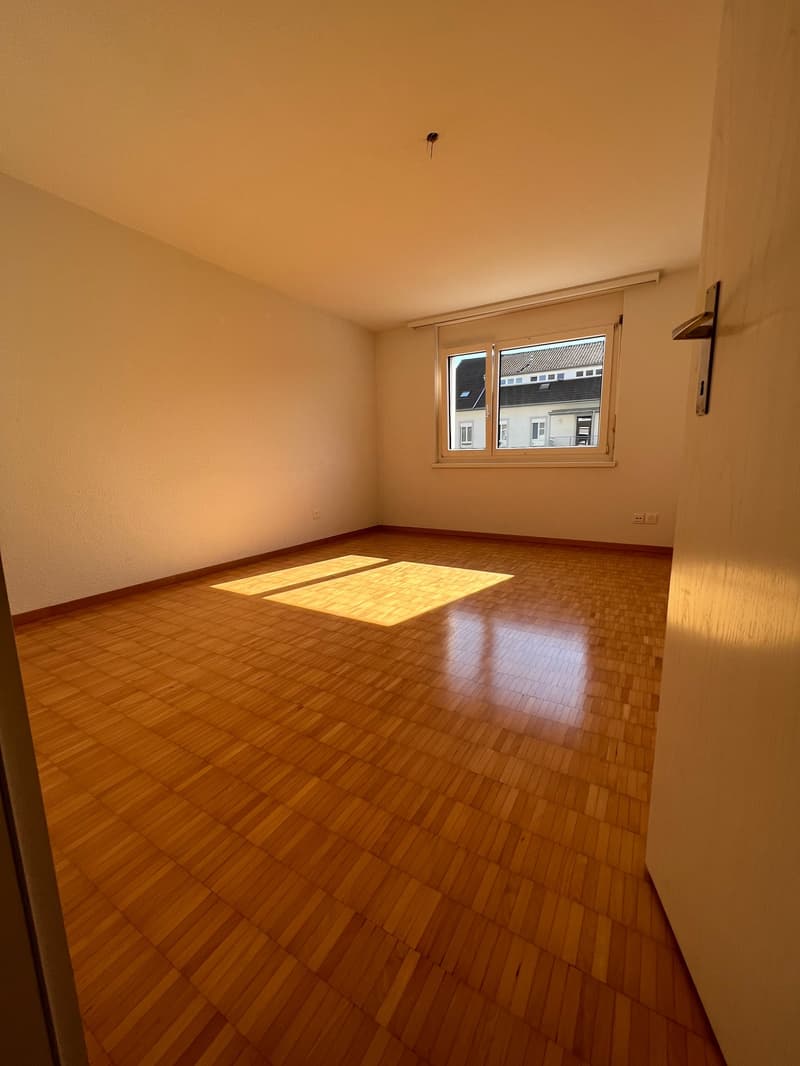 ALTERSWOHNUNG - Helle 3.5 Zimmer-Wohnung mit Balkon Richtung Südwest im Dorfkern beim Menzo Markt (6)