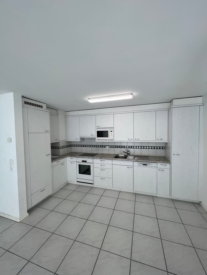 ALTERSWOHNUNG - Helle 3.5 Zimmer-Wohnung mit Balkon Richtung Südwest im Dorfkern beim Menzo Markt (2)