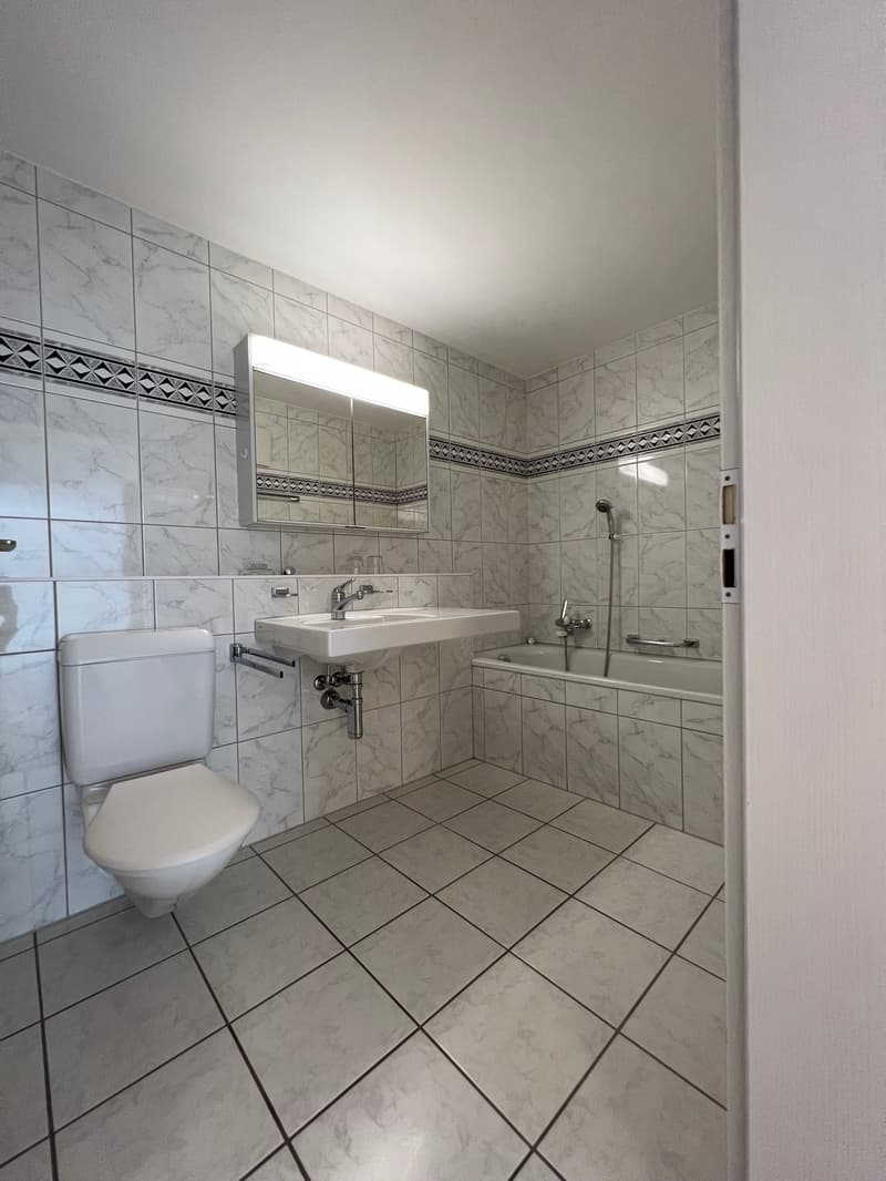 ALTERSWOHNUNG - Helle 3.5 Zimmer-Wohnung mit Balkon Richtung Südwest im Dorfkern beim Menzo Markt (4)