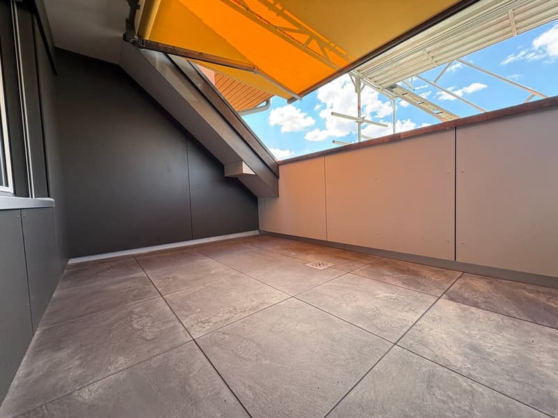 Renovierte 4.5-Zimmer-Dachwohnung mit Cheminée, Lift und Weitblick (19)