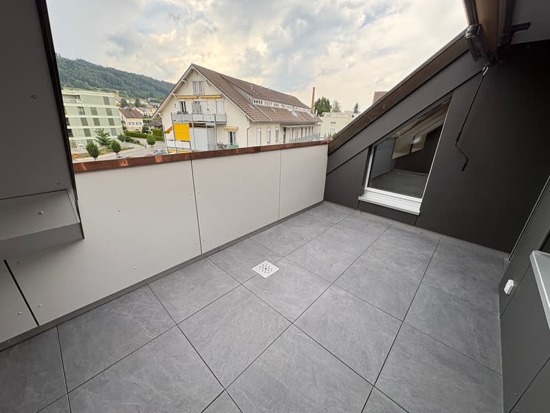 Renovierte 4.5-Zimmer-Dachwohnung mit Cheminée, Lift und Weitblick (21)