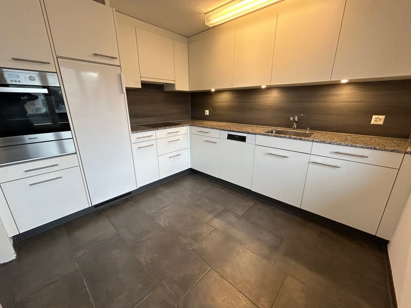 Renovierte 4.5-Zimmer-Dachwohnung mit Cheminée, Lift und Weitblick (4)