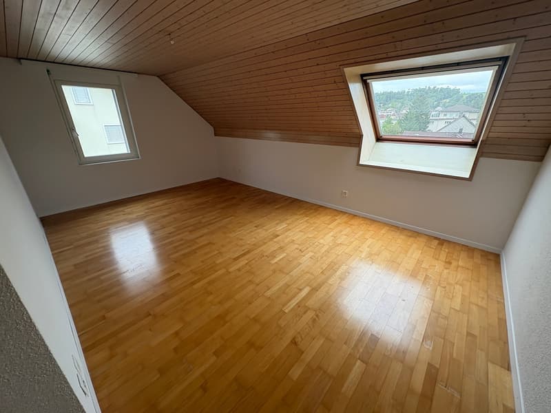 Renovierte 4.5-Zimmer-Dachwohnung mit Cheminée, Lift und Weitblick (6)