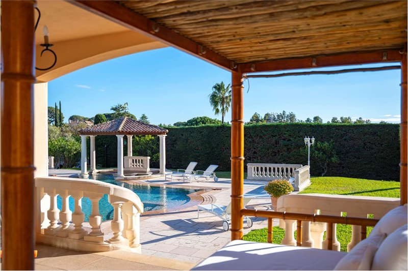 LUSSUOSA VILLA PROVENZALE IN UNA TENUTA RECINTATA (2)
