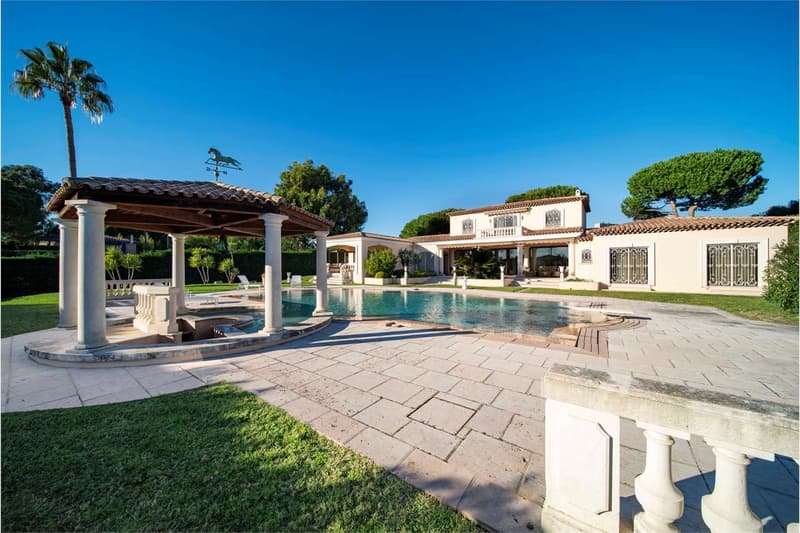 LUSSUOSA VILLA PROVENZALE IN UNA TENUTA RECINTATA (9)