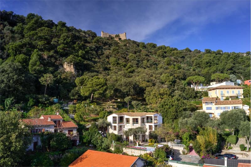 Villa di carattere in posizione tranquilla (13)