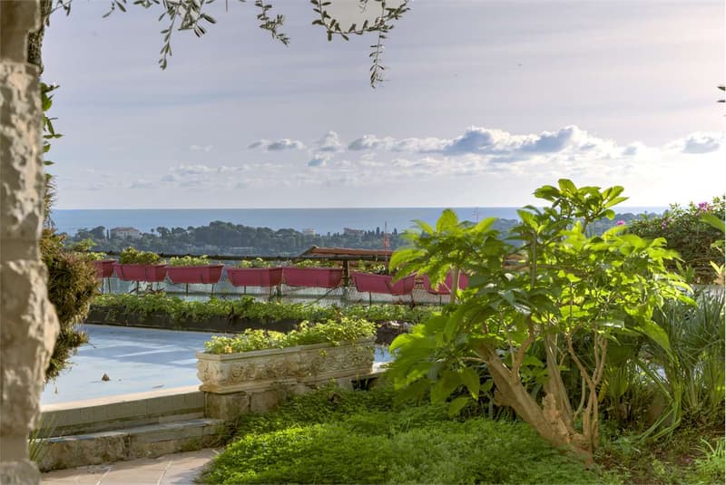 Villa di carattere in posizione tranquilla (9)