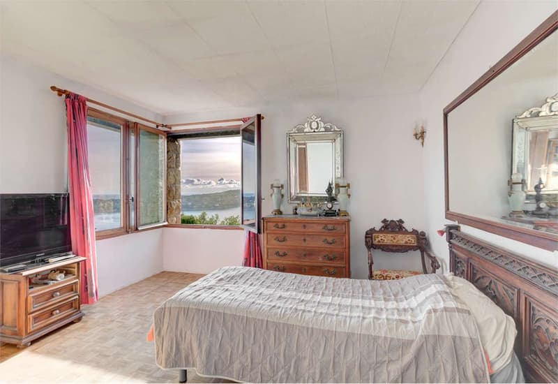 Villa di carattere in posizione tranquilla (8)